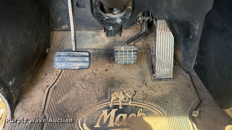 image for item GH9388 2006 Mack CHN613 semi truck