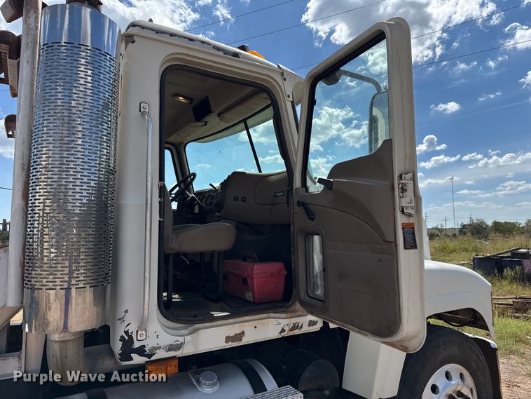 image for item GH9388 2006 Mack CHN613 semi truck