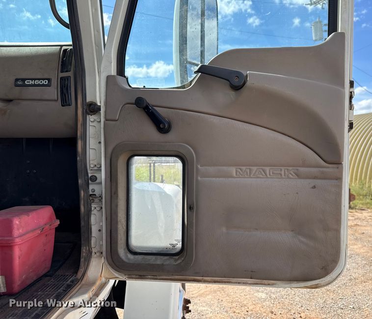 image for item GH9388 2006 Mack CHN613 semi truck