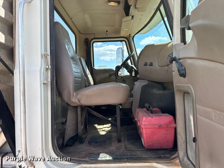 image for item GH9388 2006 Mack CHN613 semi truck