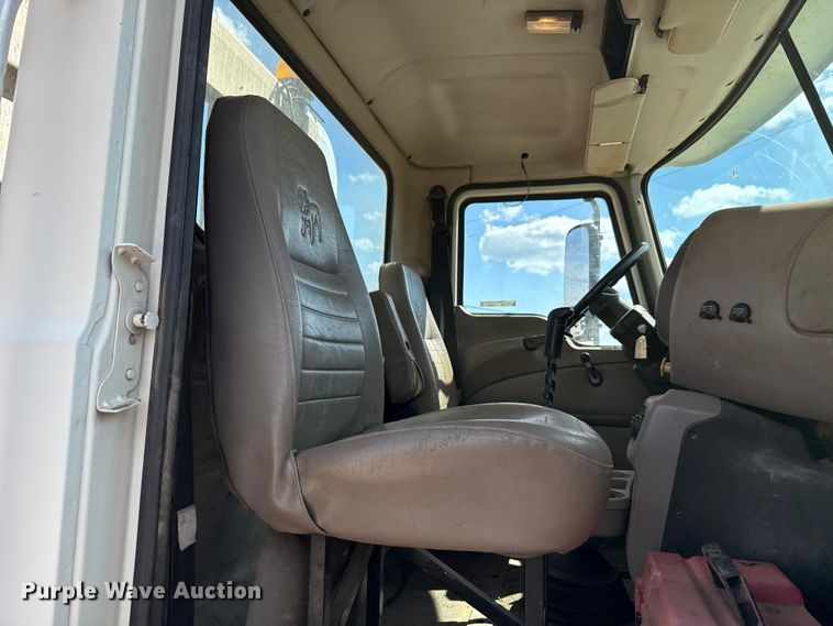 image for item GH9388 2006 Mack CHN613 semi truck