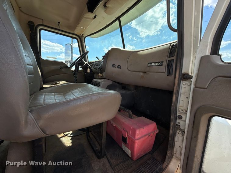 image for item GH9388 2006 Mack CHN613 semi truck