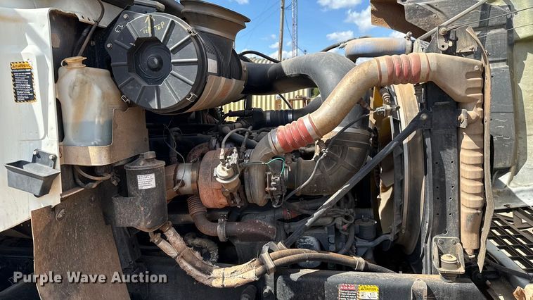 image for item GH9388 2006 Mack CHN613 semi truck