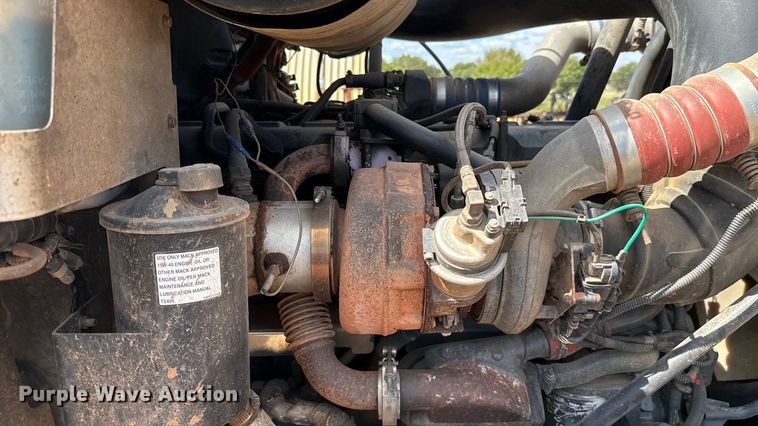 image for item GH9388 2006 Mack CHN613 semi truck