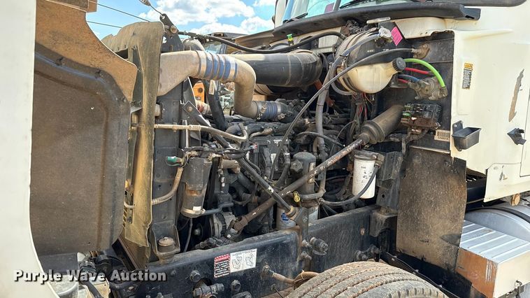 image for item GH9388 2006 Mack CHN613 semi truck