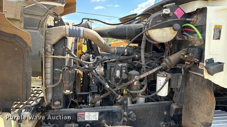 image for item GH9388 2006 Mack CHN613 semi truck