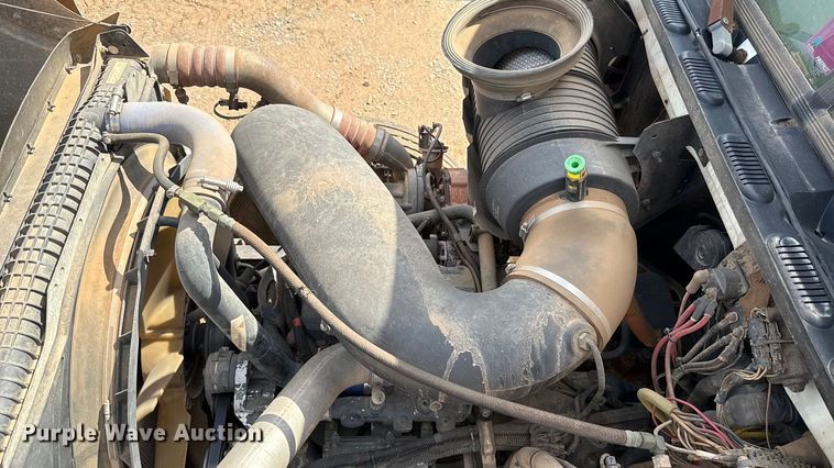 image for item GH9388 2006 Mack CHN613 semi truck