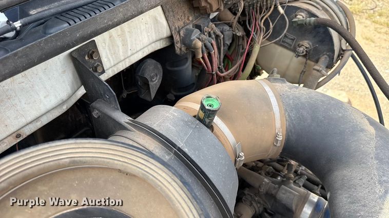 image for item GH9388 2006 Mack CHN613 semi truck