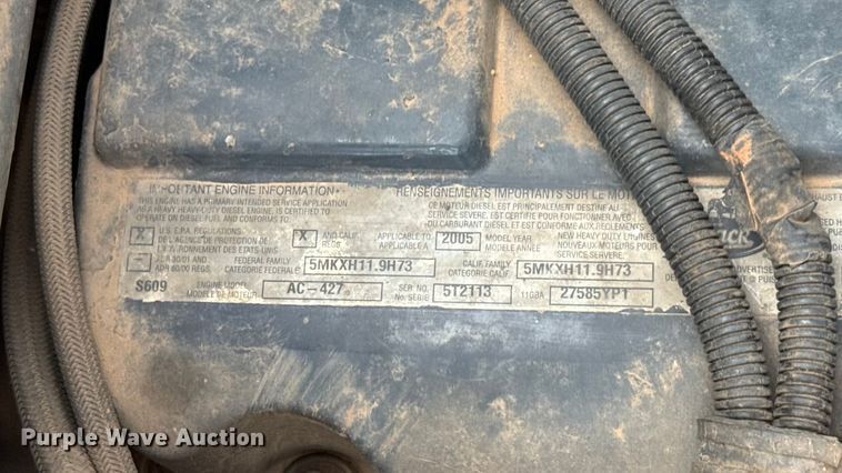 image for item GH9388 2006 Mack CHN613 semi truck