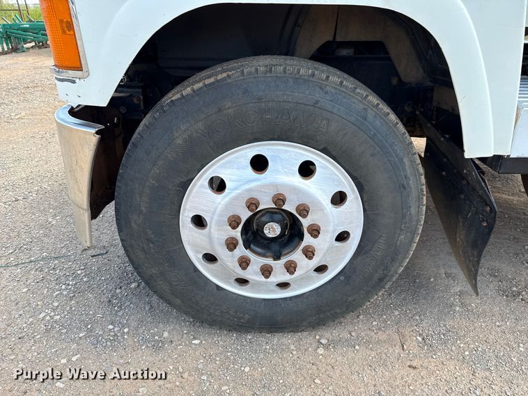 image for item GH9388 2006 Mack CHN613 semi truck