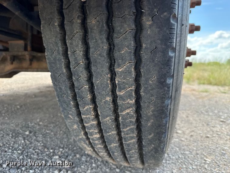 image for item GH9388 2006 Mack CHN613 semi truck