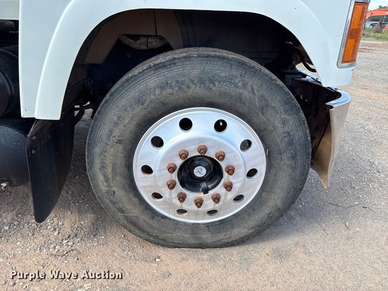 image for item GH9388 2006 Mack CHN613 semi truck