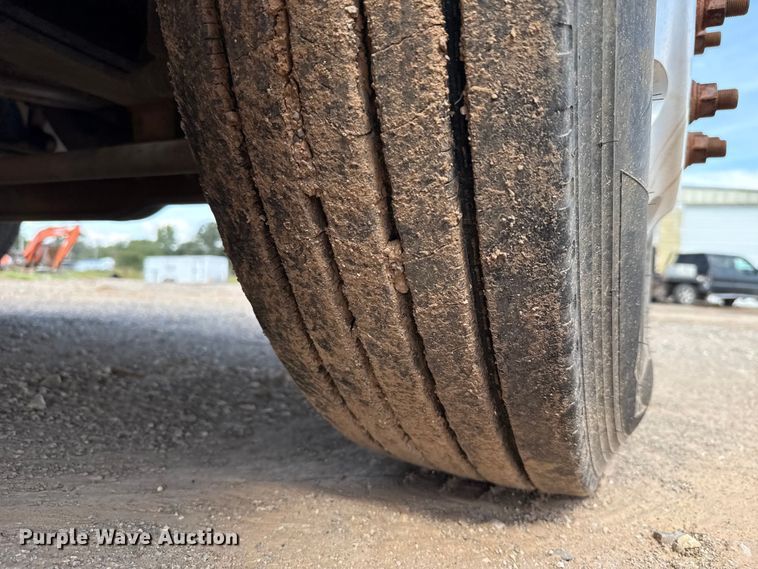 image for item GH9388 2006 Mack CHN613 semi truck