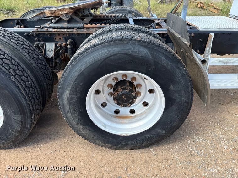 image for item GH9388 2006 Mack CHN613 semi truck