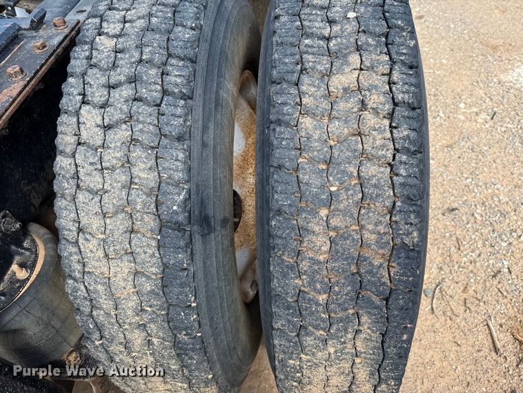 image for item GH9388 2006 Mack CHN613 semi truck