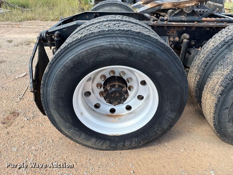 image for item GH9388 2006 Mack CHN613 semi truck