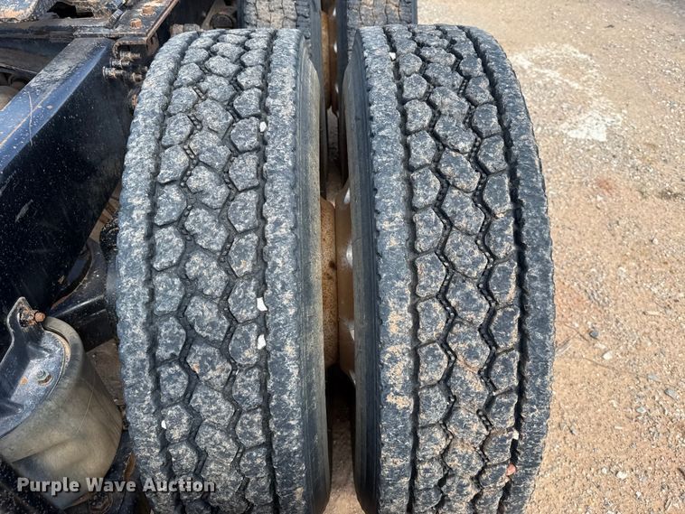 image for item GH9388 2006 Mack CHN613 semi truck