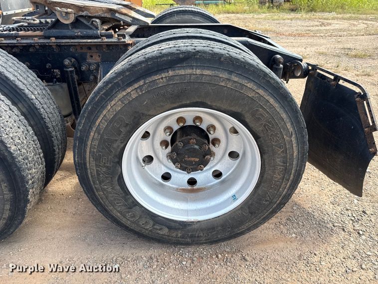 image for item GH9388 2006 Mack CHN613 semi truck