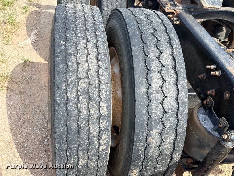 image for item GH9388 2006 Mack CHN613 semi truck