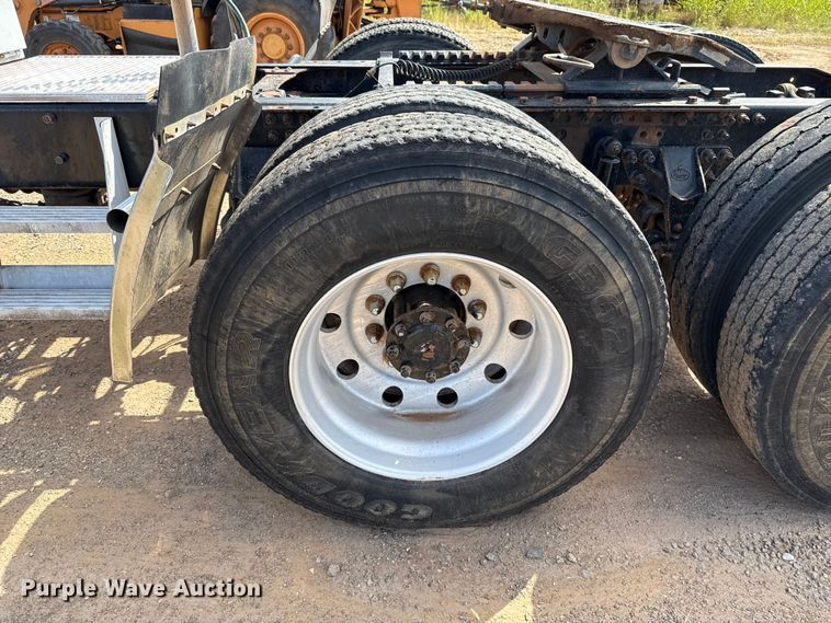 image for item GH9388 2006 Mack CHN613 semi truck