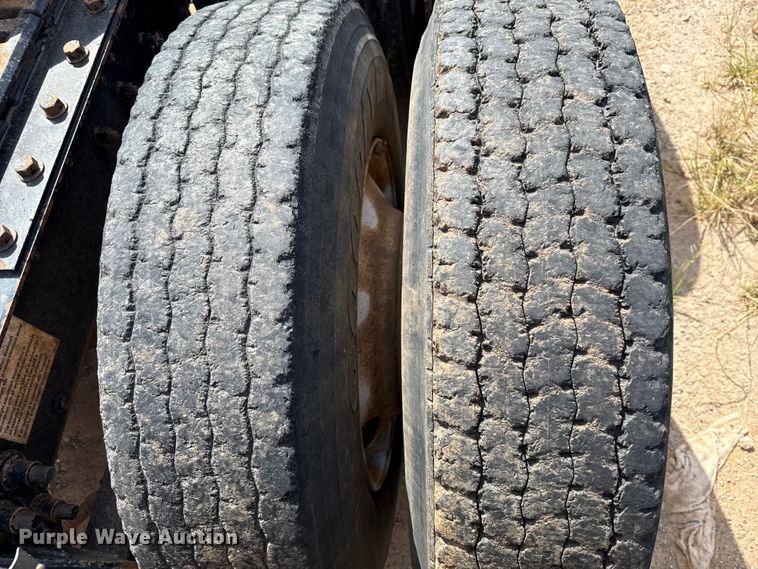 image for item GH9388 2006 Mack CHN613 semi truck