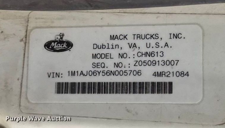 image for item GH9388 2006 Mack CHN613 semi truck