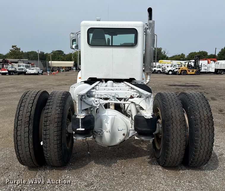 image for item NU9607 2014 Peterbilt 337 truck cab and chassis