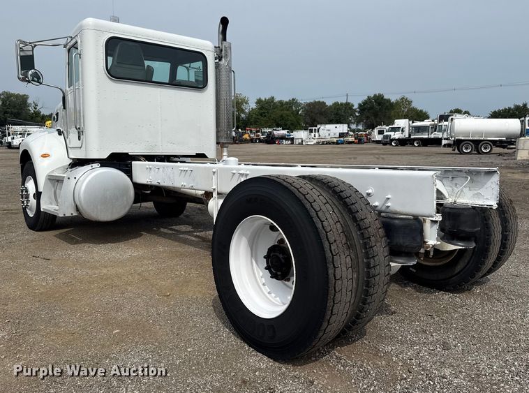 image for item NU9607 2014 Peterbilt 337 truck cab and chassis