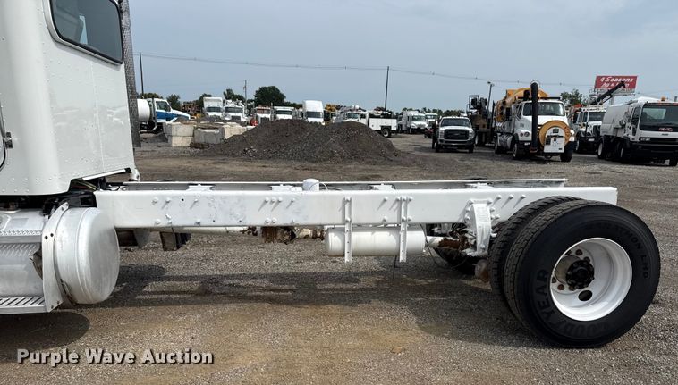 image for item NU9607 2014 Peterbilt 337 truck cab and chassis