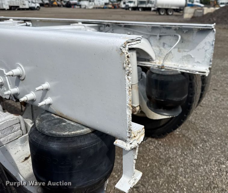 image for item NU9607 2014 Peterbilt 337 truck cab and chassis