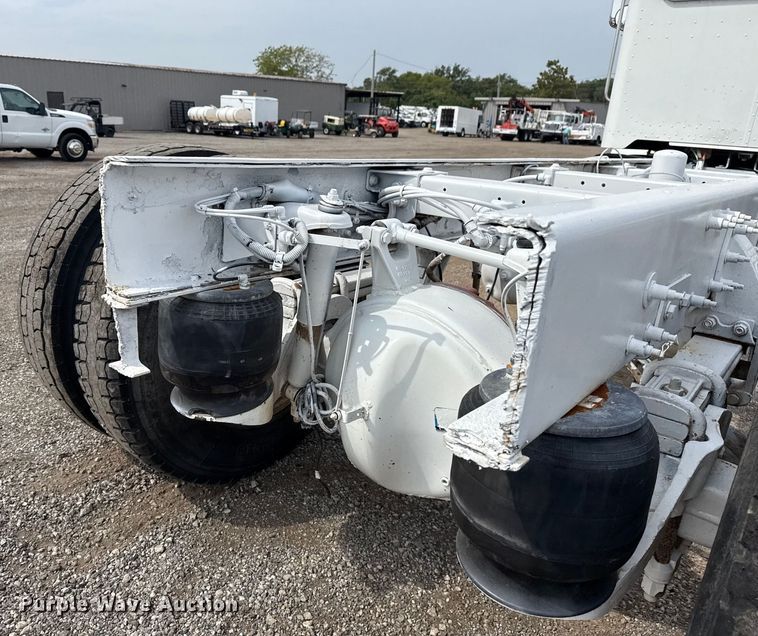 image for item NU9607 2014 Peterbilt 337 truck cab and chassis