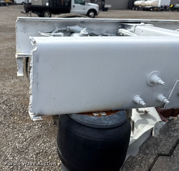 image for item NU9607 2014 Peterbilt 337 truck cab and chassis