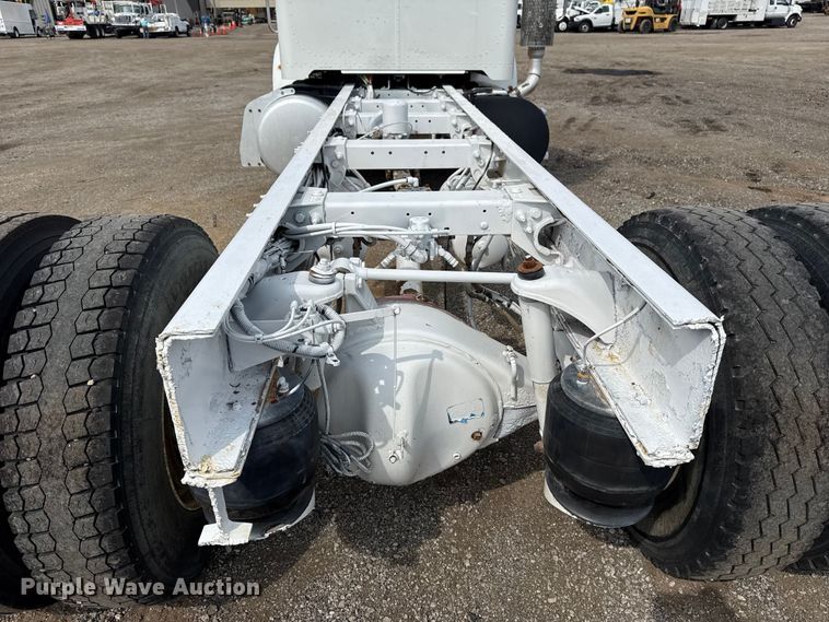 image for item NU9607 2014 Peterbilt 337 truck cab and chassis