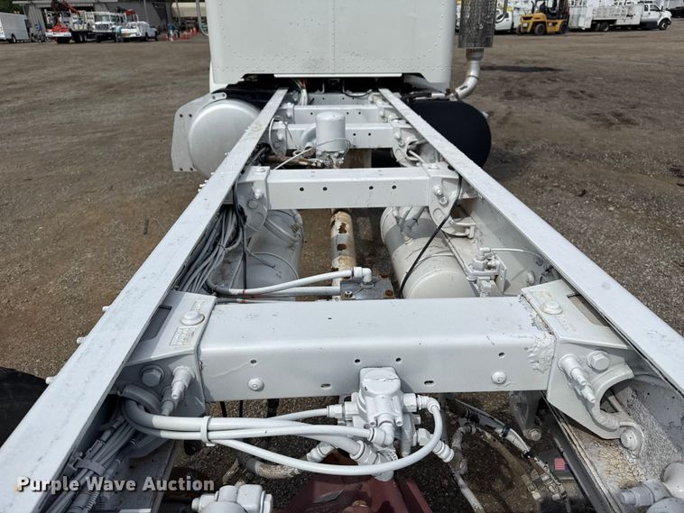 image for item NU9607 2014 Peterbilt 337 truck cab and chassis