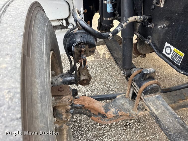 image for item NU9607 2014 Peterbilt 337 truck cab and chassis