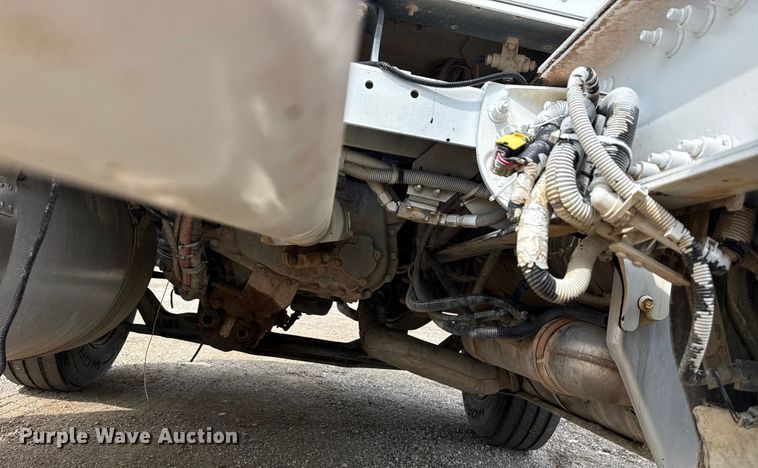 image for item NU9607 2014 Peterbilt 337 truck cab and chassis