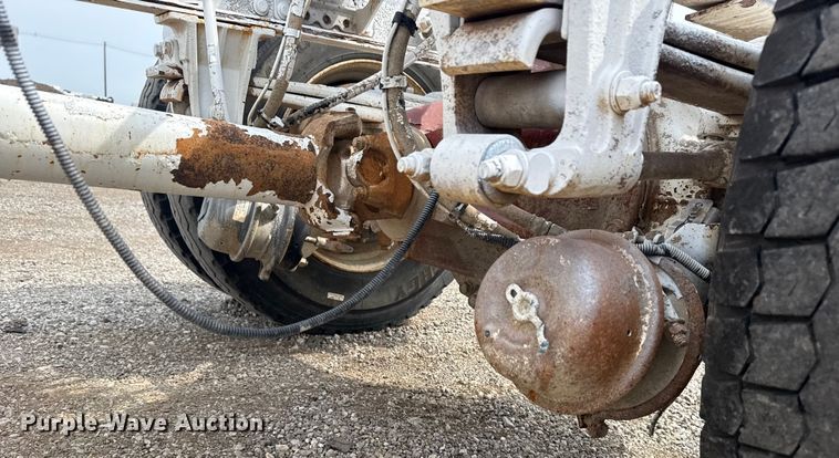 image for item NU9607 2014 Peterbilt 337 truck cab and chassis