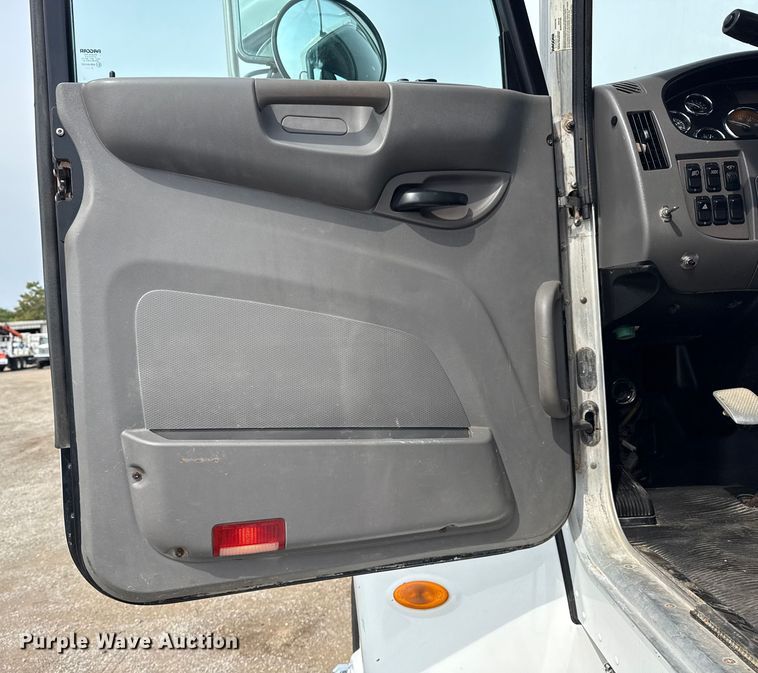 image for item NU9607 2014 Peterbilt 337 truck cab and chassis