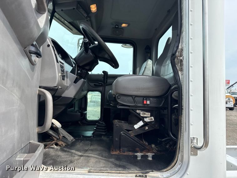 image for item NU9607 2014 Peterbilt 337 truck cab and chassis