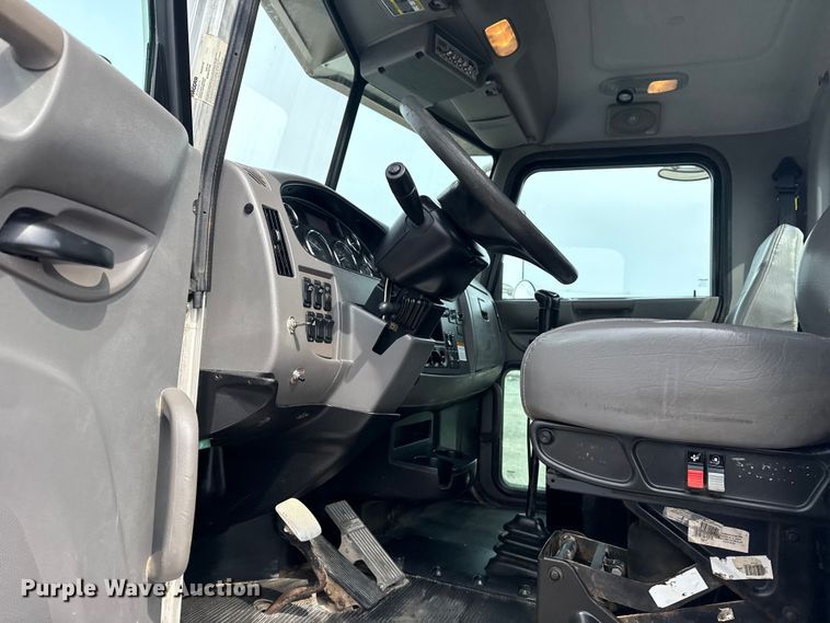image for item NU9607 2014 Peterbilt 337 truck cab and chassis