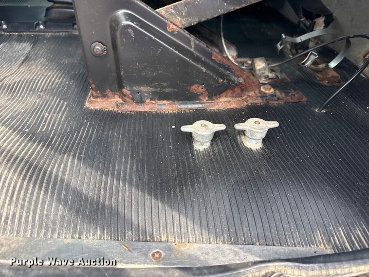 image for item NU9607 2014 Peterbilt 337 truck cab and chassis