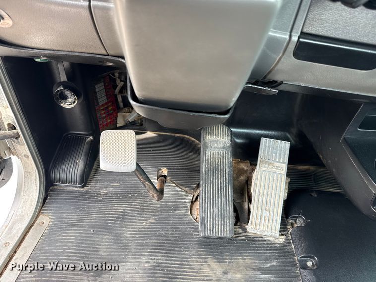 image for item NU9607 2014 Peterbilt 337 truck cab and chassis