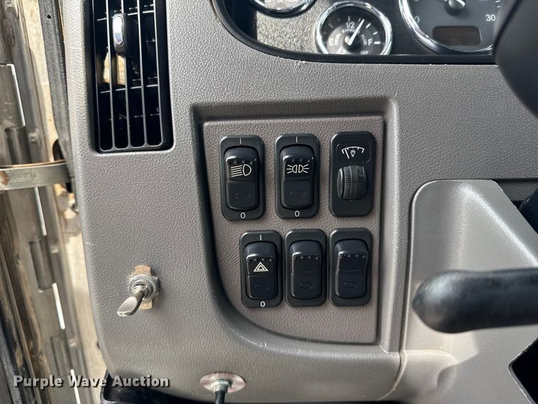 image for item NU9607 2014 Peterbilt 337 truck cab and chassis