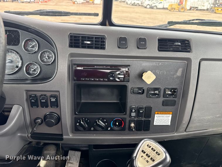 image for item NU9607 2014 Peterbilt 337 truck cab and chassis