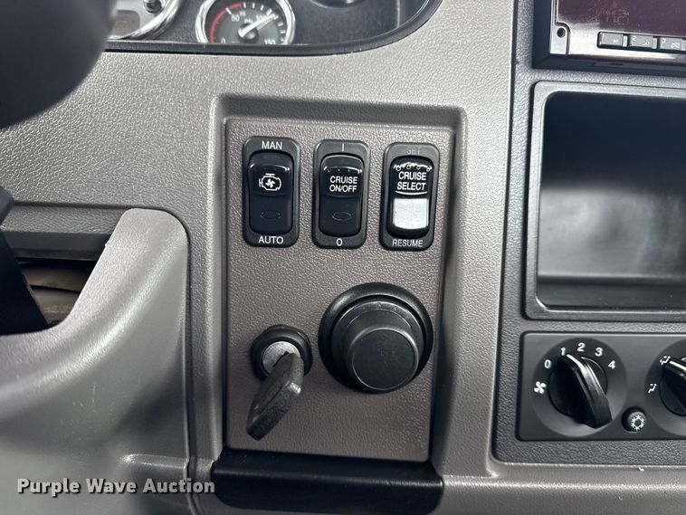 image for item NU9607 2014 Peterbilt 337 truck cab and chassis