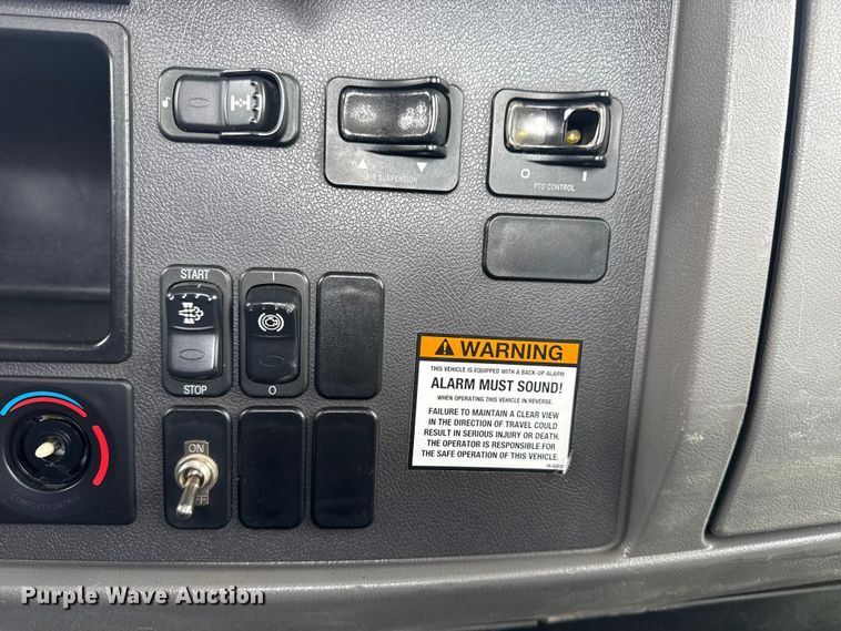 image for item NU9607 2014 Peterbilt 337 truck cab and chassis