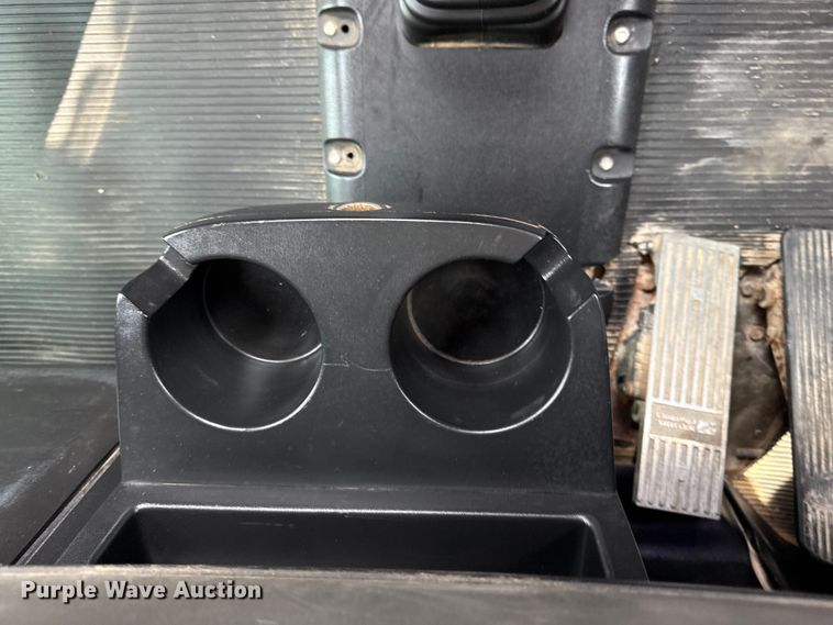 image for item NU9607 2014 Peterbilt 337 truck cab and chassis