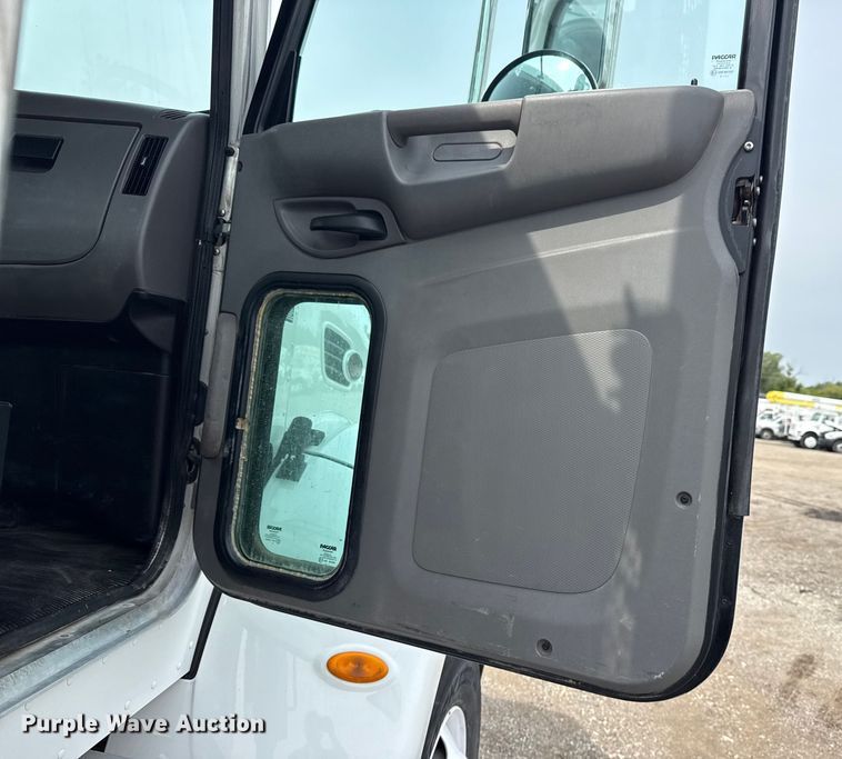 image for item NU9607 2014 Peterbilt 337 truck cab and chassis