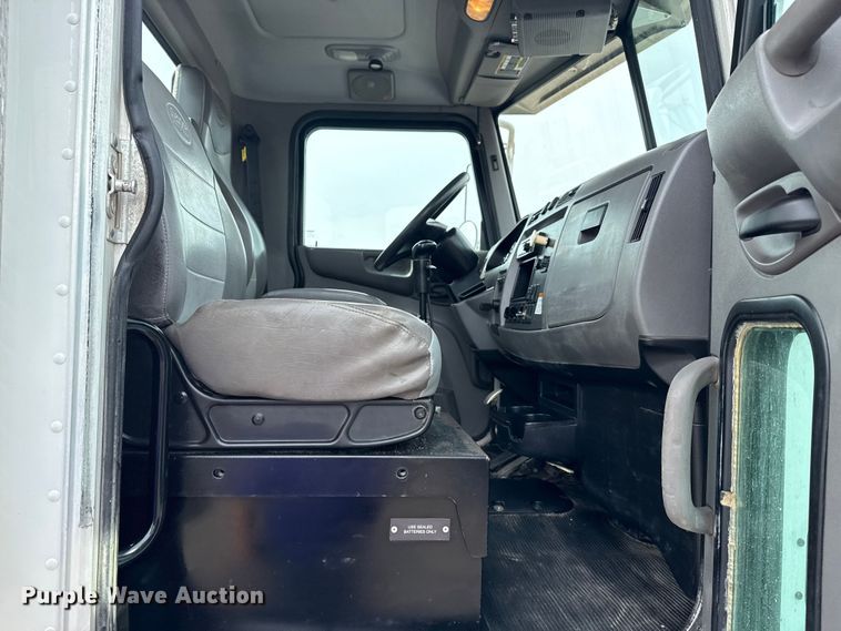 image for item NU9607 2014 Peterbilt 337 truck cab and chassis