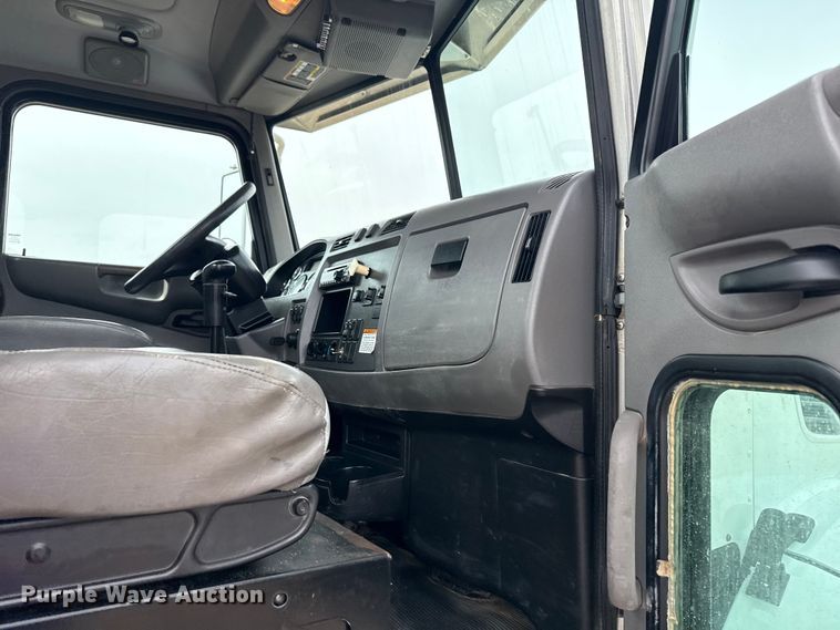 image for item NU9607 2014 Peterbilt 337 truck cab and chassis